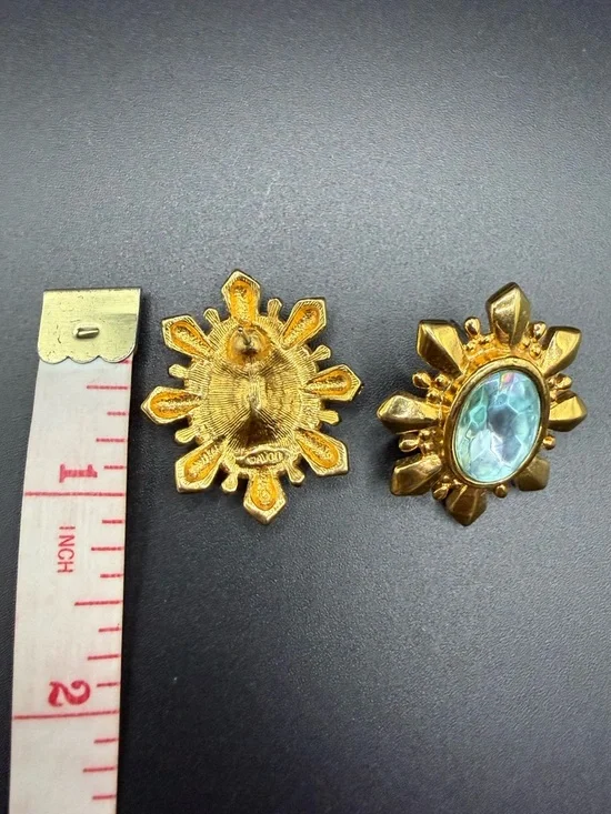 Vintage Avon Ice Blue Rhinestone Gold Tone Snowflake Flower Earrings - Picture 5 of 5